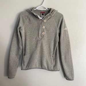 Small Women’s Fleece North Face Pullover.